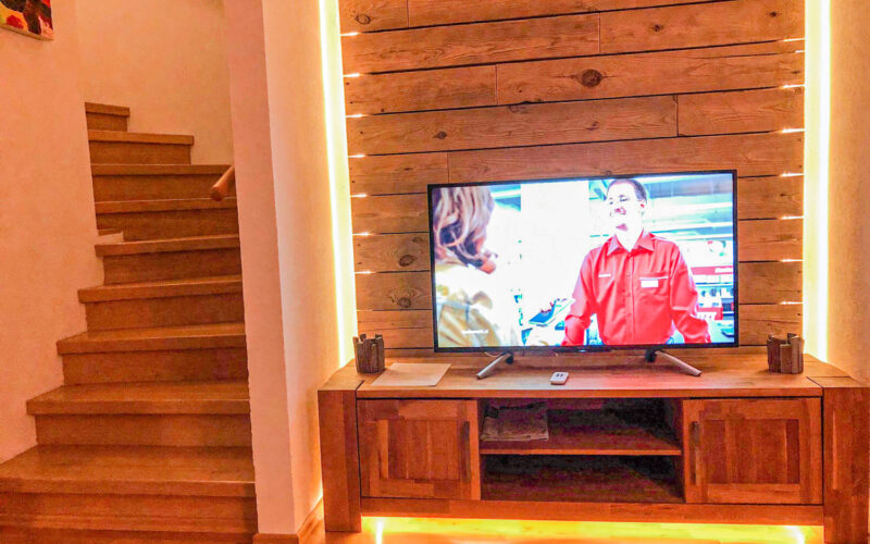 City-Penthouse-Seeblick-Zell-am-See-Wohnzimmer-Fernsehwand